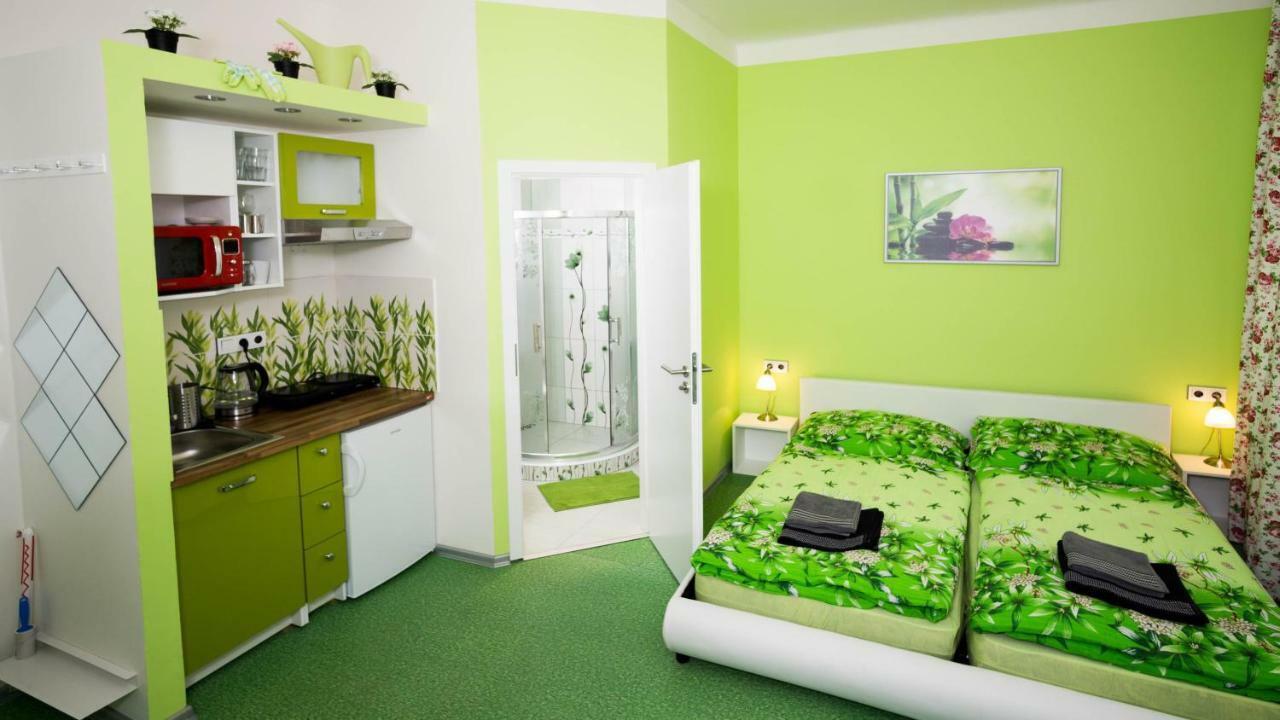 Apartment Four Year Seasons - Walkable To Centre, Metro And Riverside Prague Exterior photo